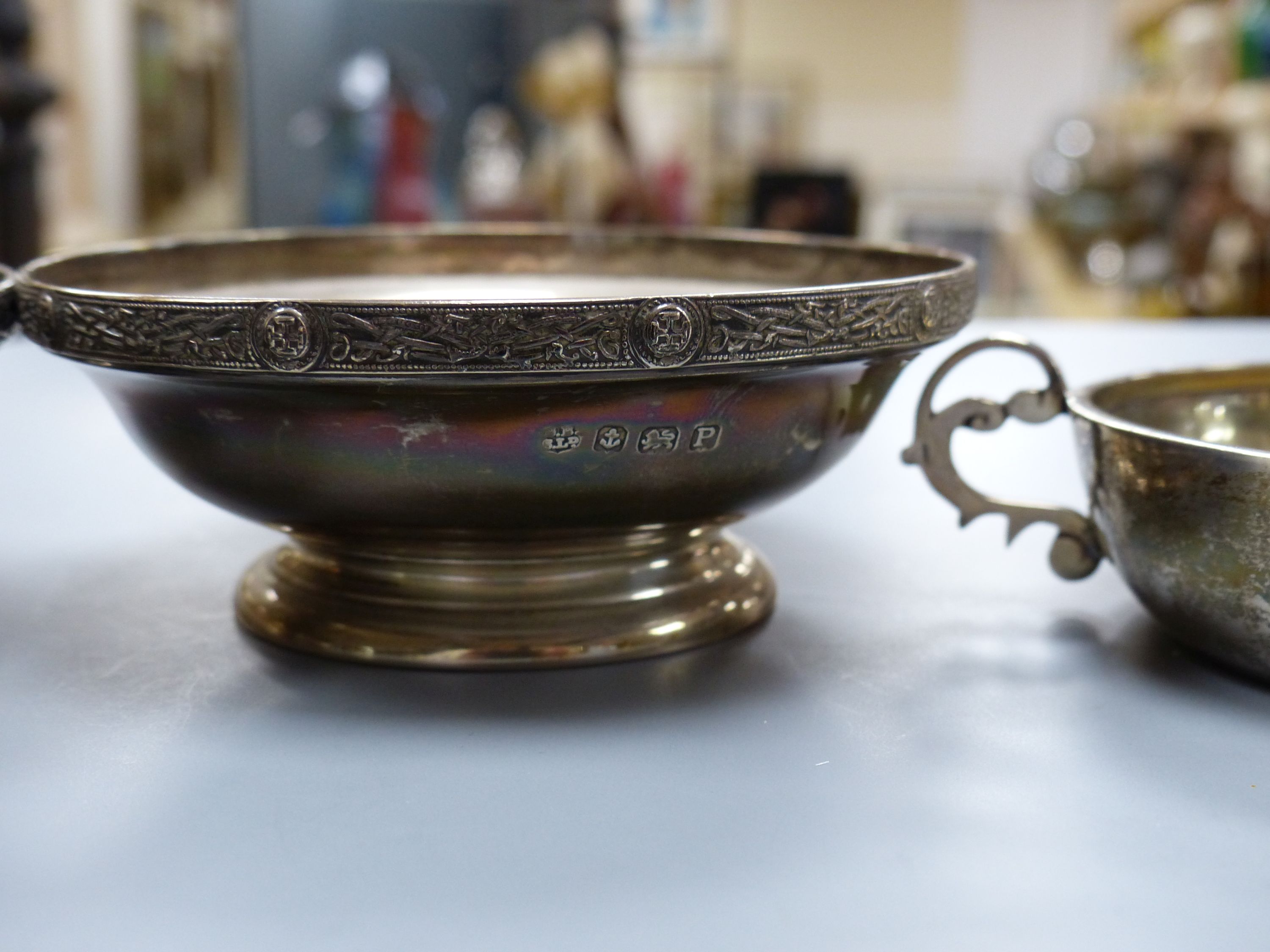 A pair of George VI silver pedestal nut dishes, Birmingham, 1939, 10.8cm and a similar two handled dish
